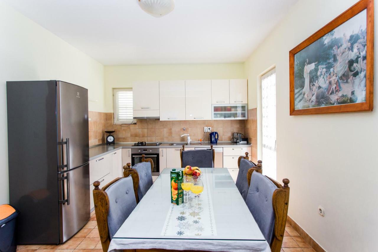 Apartments Lara Стобрек Экстерьер фото