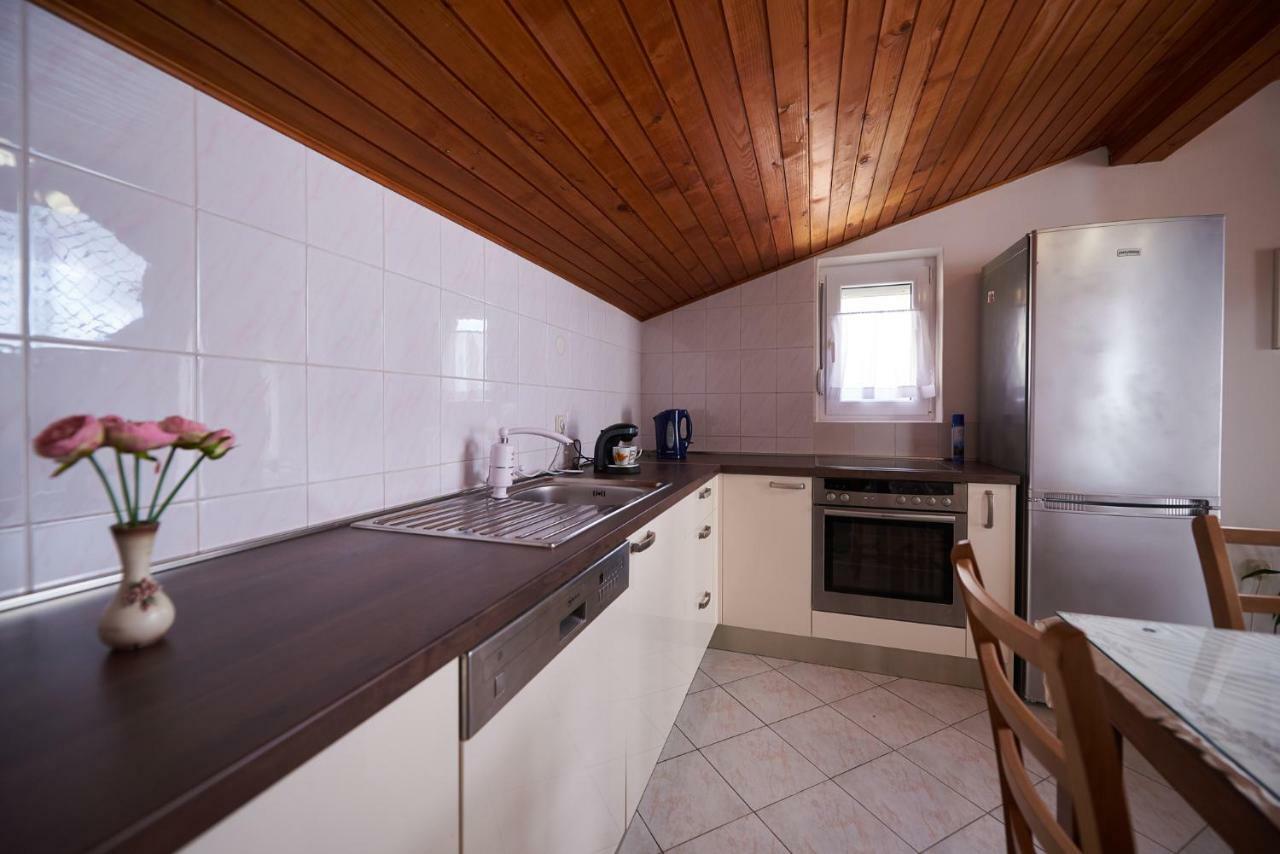 Apartments Lara Стобрек Экстерьер фото