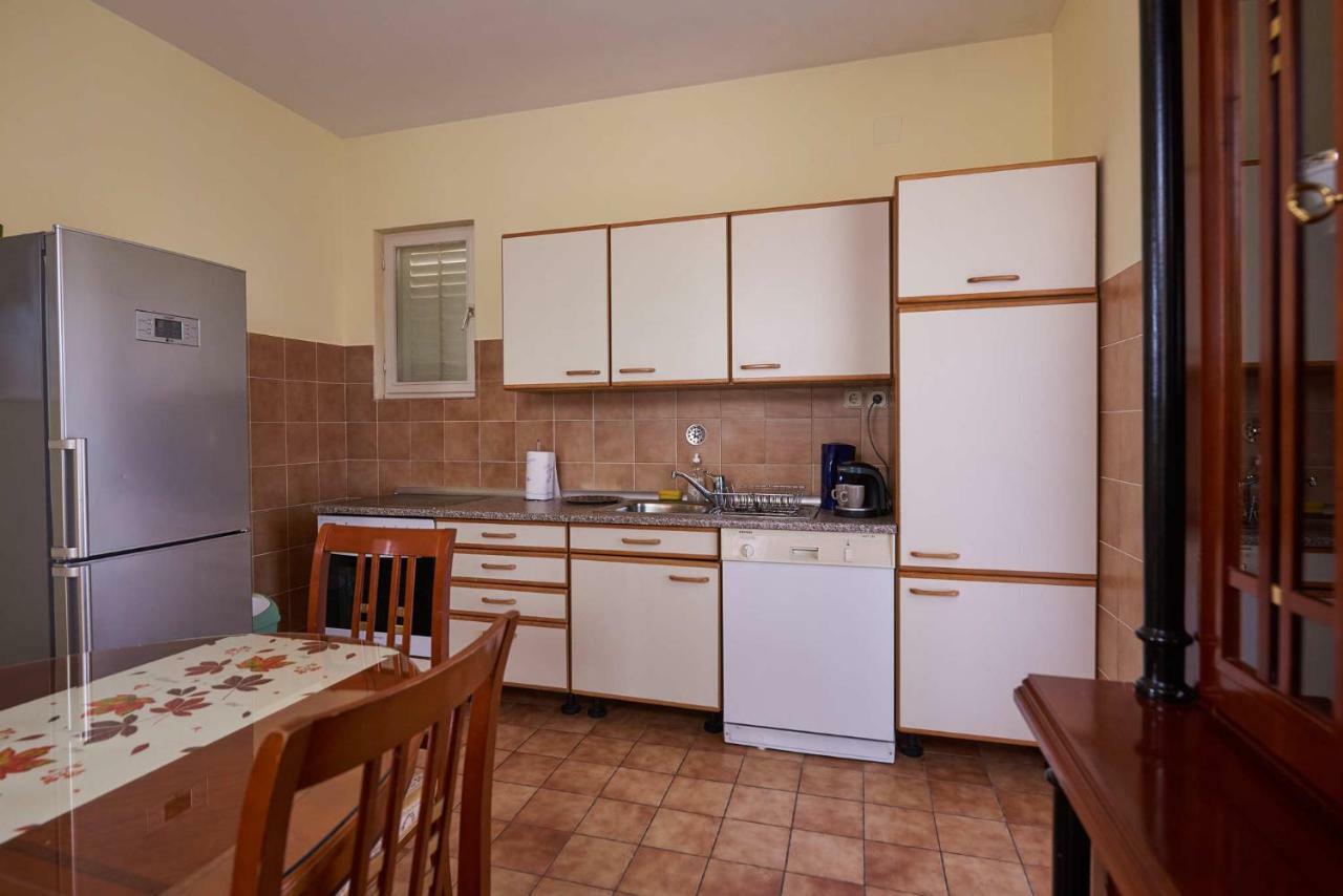 Apartments Lara Стобрек Экстерьер фото